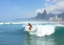 cidade do mundo com três etapas do Mundial de Surf